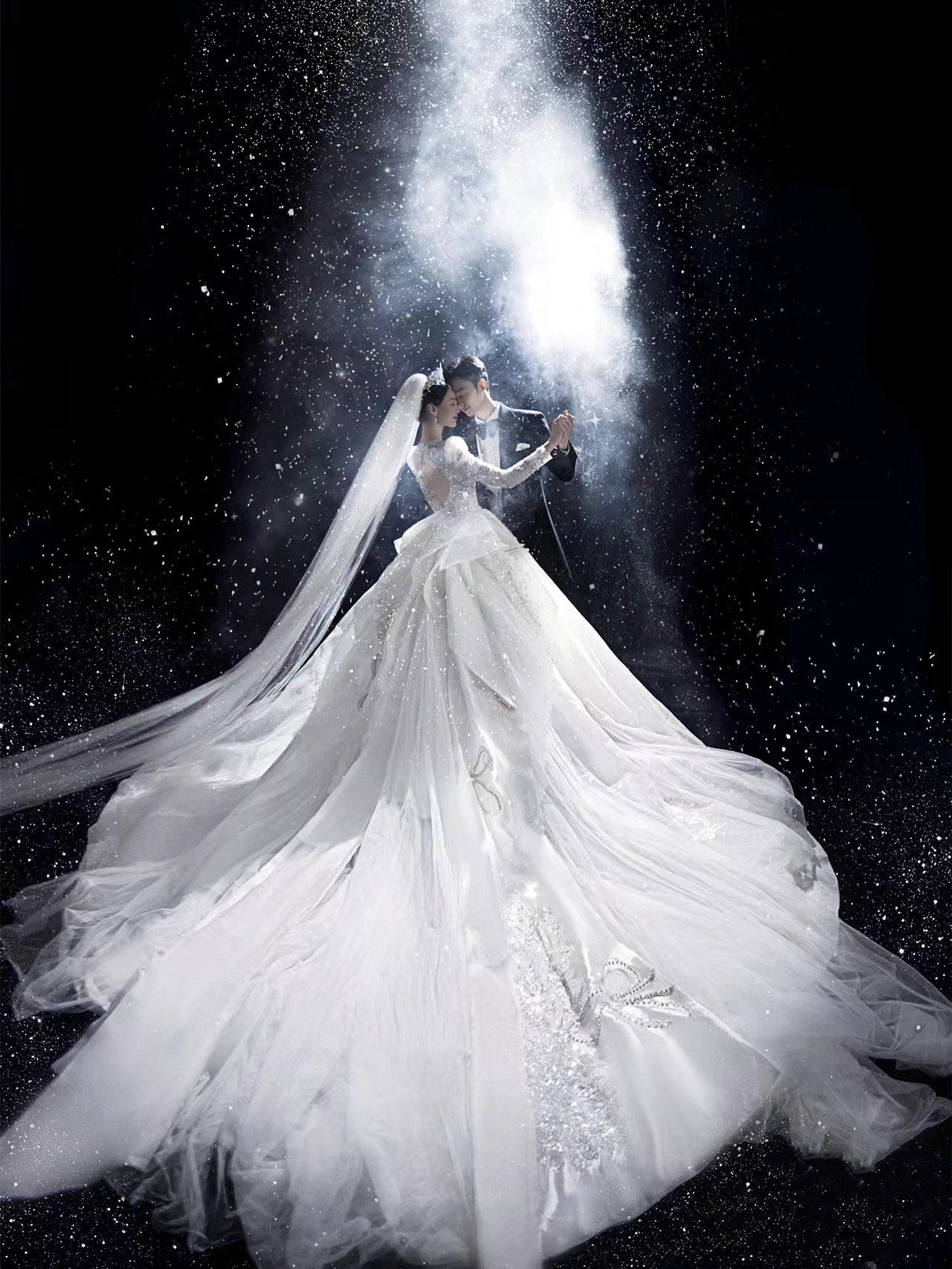 蒙娜丽莎室内光影婚纱照