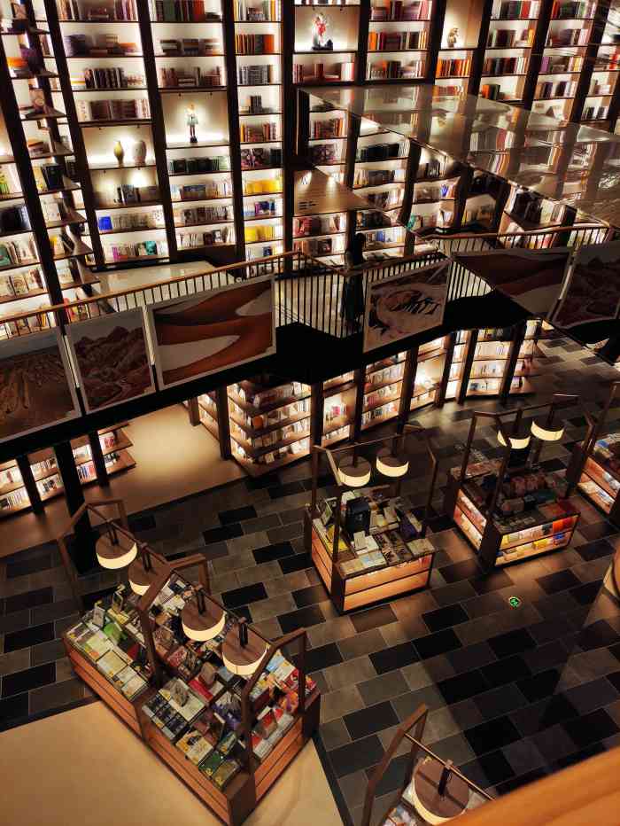 言几又(花园路万达坊店)-"这家书店的颜值其实还蛮高的,站在门口就能.