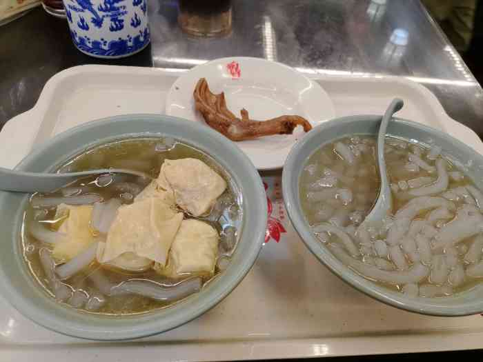 這家店也是在衣裳街的頭尾處,與周生記餛飩店面對面,當時進去整體感覺