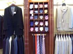 D:\朱晓仙大众点评\2013免费赠品\8点评商户\10月份\110_4195-亨生西服(陕西北路店)