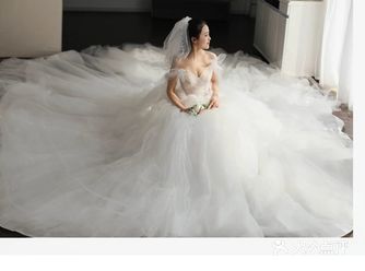 哈喽，大家好。 我是艳子。 今天给大家说一款纱质婚纱
