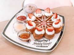 草莓缤纷冰淇淋松饼-Dazzling Cafe 蜜糖吐司专卖店