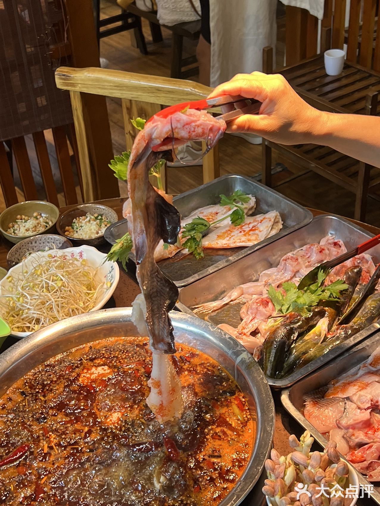 在重庆！！不会还有人没吃过他家美蛙鱼火锅叭
