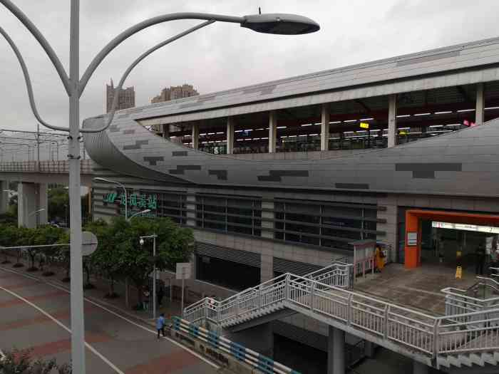 龙凤溪(地铁站)-"龙凤溪地铁站,位于地铁六号线状元碑与向家.