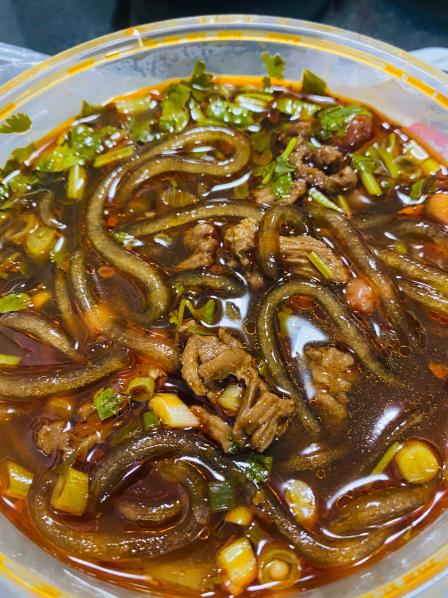 八哥酸辣粉 以前经常点外卖吃,觉得很香很好吃,自从桃源广场开了分店