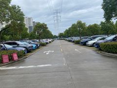 -秀沿路地铁站停车场