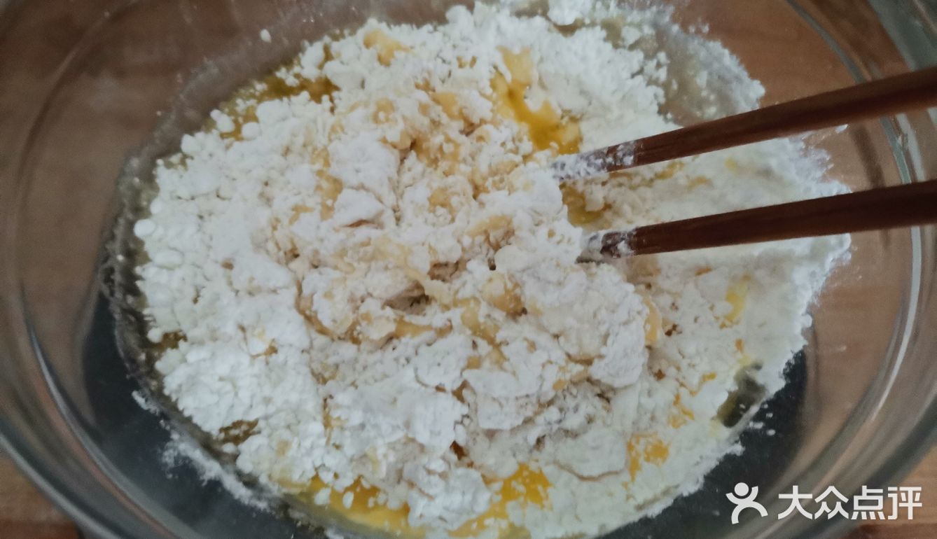 变成更长的一条，再卷起来，盖上保鲜膜