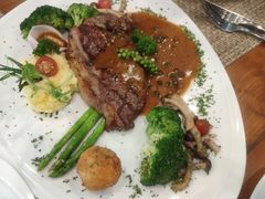 -Chom Cafe and Restaurant