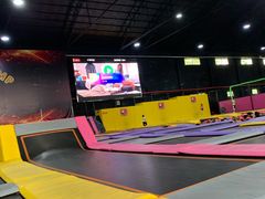 -嘿哟动霸CHUA·新潮玩运动娱乐中心·蹦床滑冰团建乐园