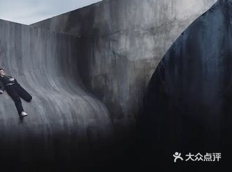 一转而到女主醒来，躺在曲面上