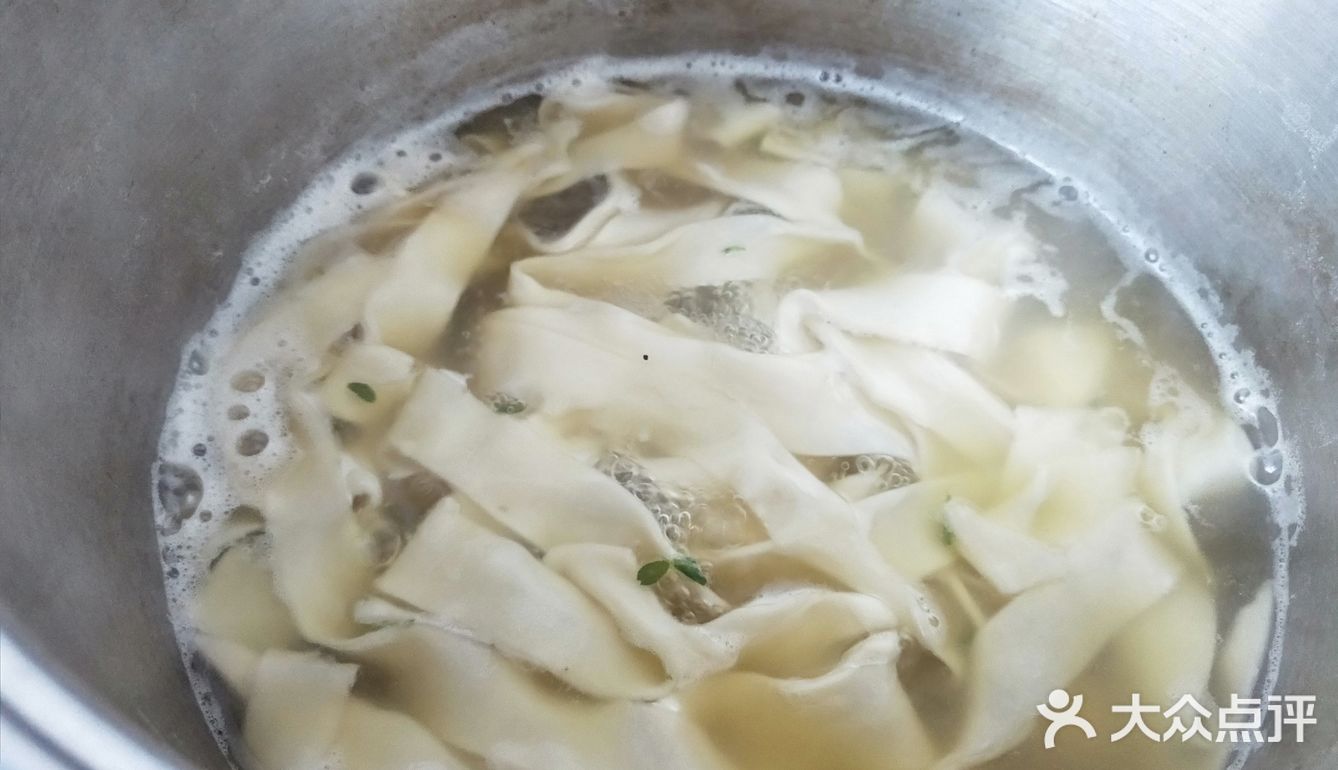 扯面跟春天最搭，春天菠菜，小葱，蒜苗，香菜等新鲜翠绿