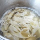 扯面跟春天最搭，春天菠菜，小葱，蒜苗，香菜等新鲜翠绿