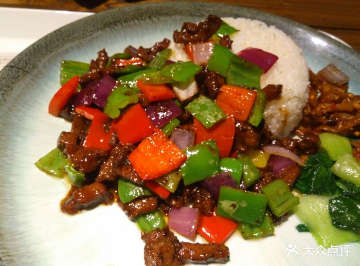 黑椒牛肉粒套饭