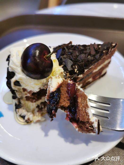 blueglass (华贸购物中心店)黑森林蛋糕切块图片