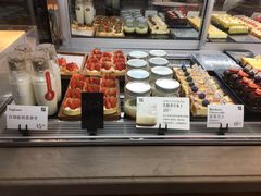 面包甜点陈列柜-YUMI芽米·法式烘焙·咖啡(文化宫店)