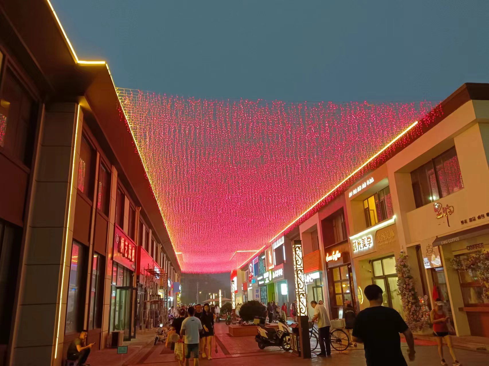 商业街的热闹时光,点亮炫彩的灯光