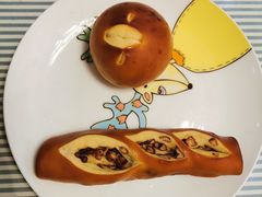 红豆碱水面包-天井·丑面包搭咖啡