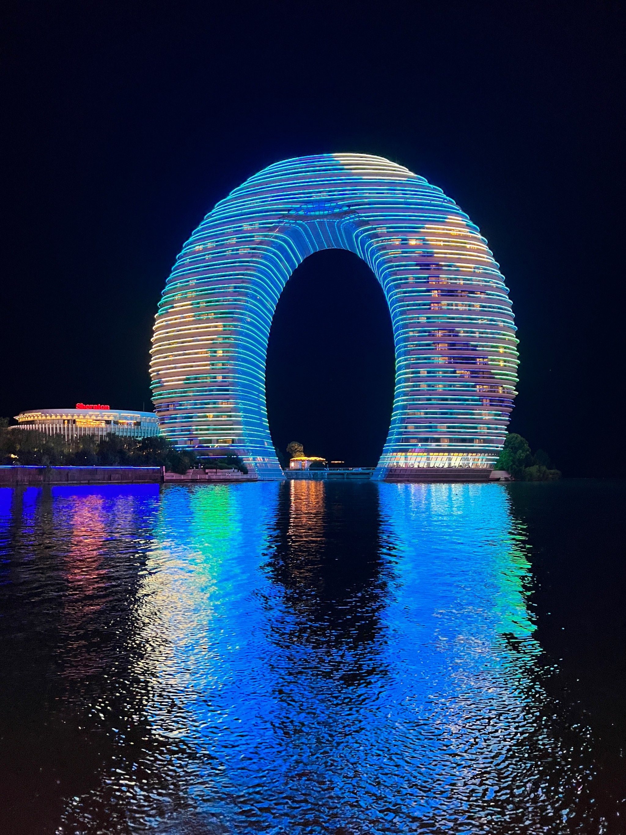 9999999999
6015湖州月亮湾酒店的夜景灯光璀璨,灯光