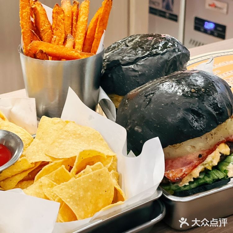 这个黑，到底是什么黑！“黑”汉堡可太酷啦！