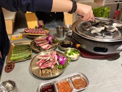 -围炉肉舍•炭烤活鳗•丹东海鲜烤肉(步行街店)