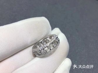 灵感来源于晶莹剔透的露珠在清晨的阳光中闪耀