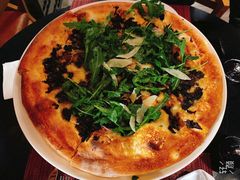 香烤菌菇比萨配芝麻叶-WOLFGANG PUCK KITCHEN & BAR(迪士尼小镇店)