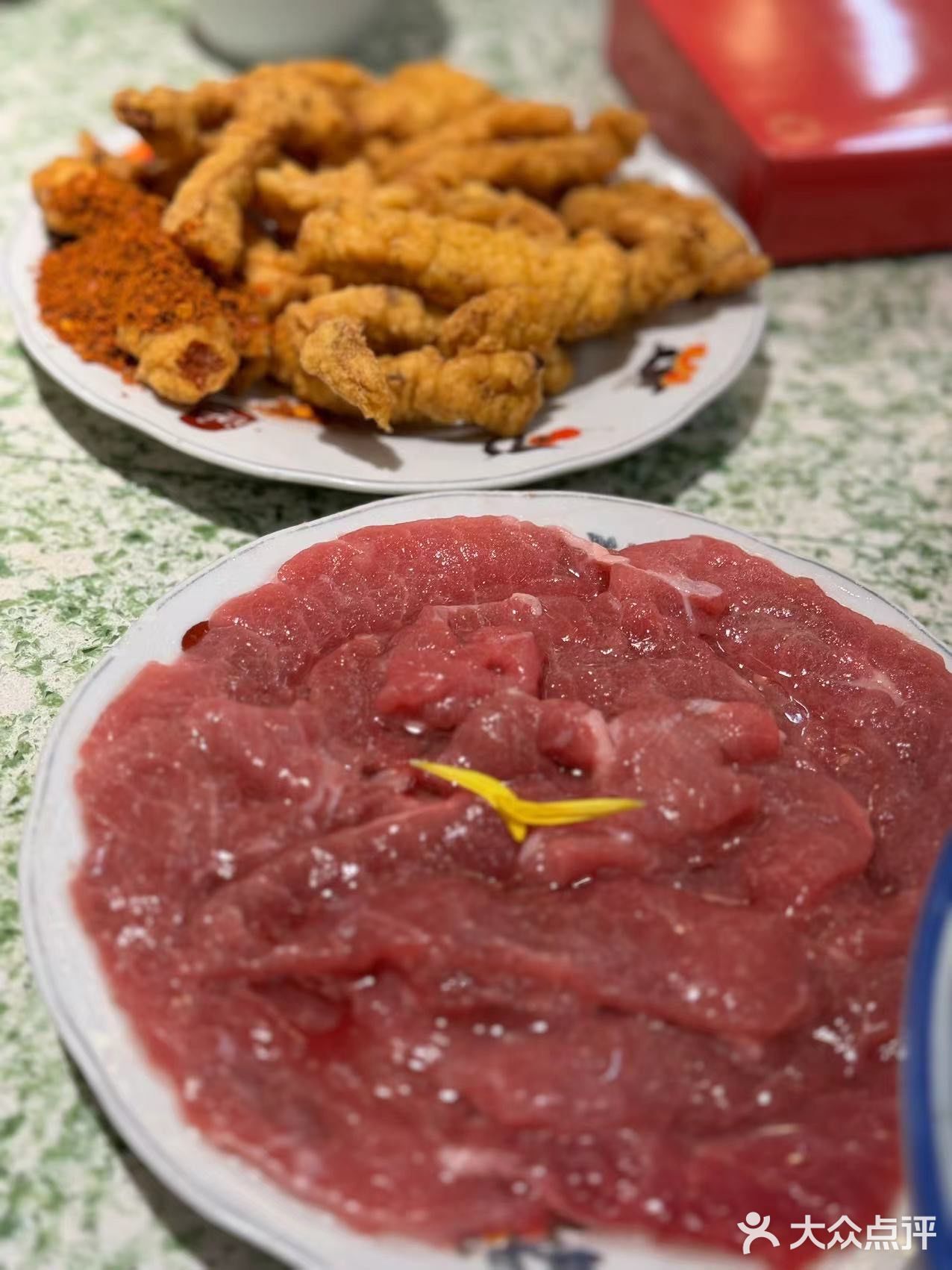 来吃我最爱的鸿姐了，今天点的鸳鸯锅，最爱的依然是耙鸡爪