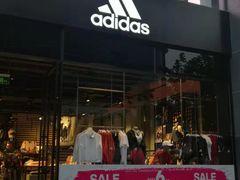 -阿迪达斯(百联徐汇商业广场运动旗舰店)