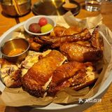 个人觉得他们家的招牌菜应该是沙甸烤半鸡和黑松露肉酱拌面