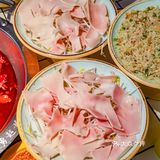 黄喉配猪排😋在万勇超新店get√新吃法！