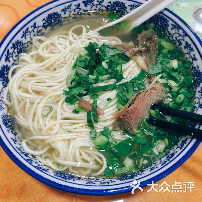 西北正宗手工牛肉面馆小碗牛肉拉面图片 - 第1张