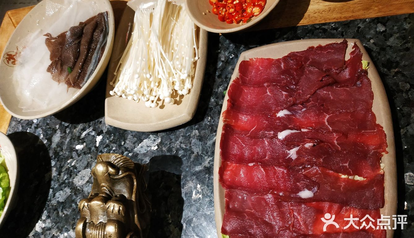 人不是很多，因为不能吃辣另外点了一整个菌汤锅