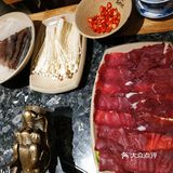 人不是很多，因为不能吃辣另外点了一整个菌汤锅