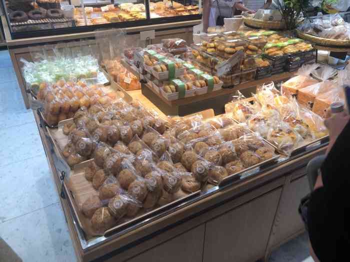 donco bakery东哥面包-"每一次来买都是要排队结账的「榴莲蛋糕」.