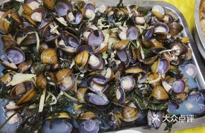 Steamed Yellow Sand Clams with Perilla
