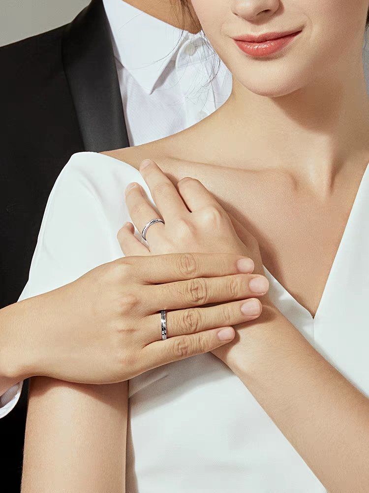 周大生钻戒18k金钻石戒指男女结婚情侣对戒求婚结婚戒指节日礼物