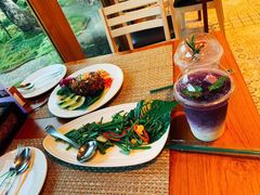 -Chom Cafe and Restaurant