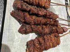 -何妹湿辣牛肉·粤式烧烤砂煲(桂雅路店)