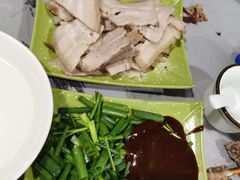 白肉蘸酱-金卯白肉罩火烧
