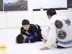 -菠萝格斗巴西柔术训练馆