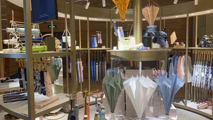 jnc(浦东嘉里城店)-"和朋友闲逛过来的,老远就看到这家雨伞店了.