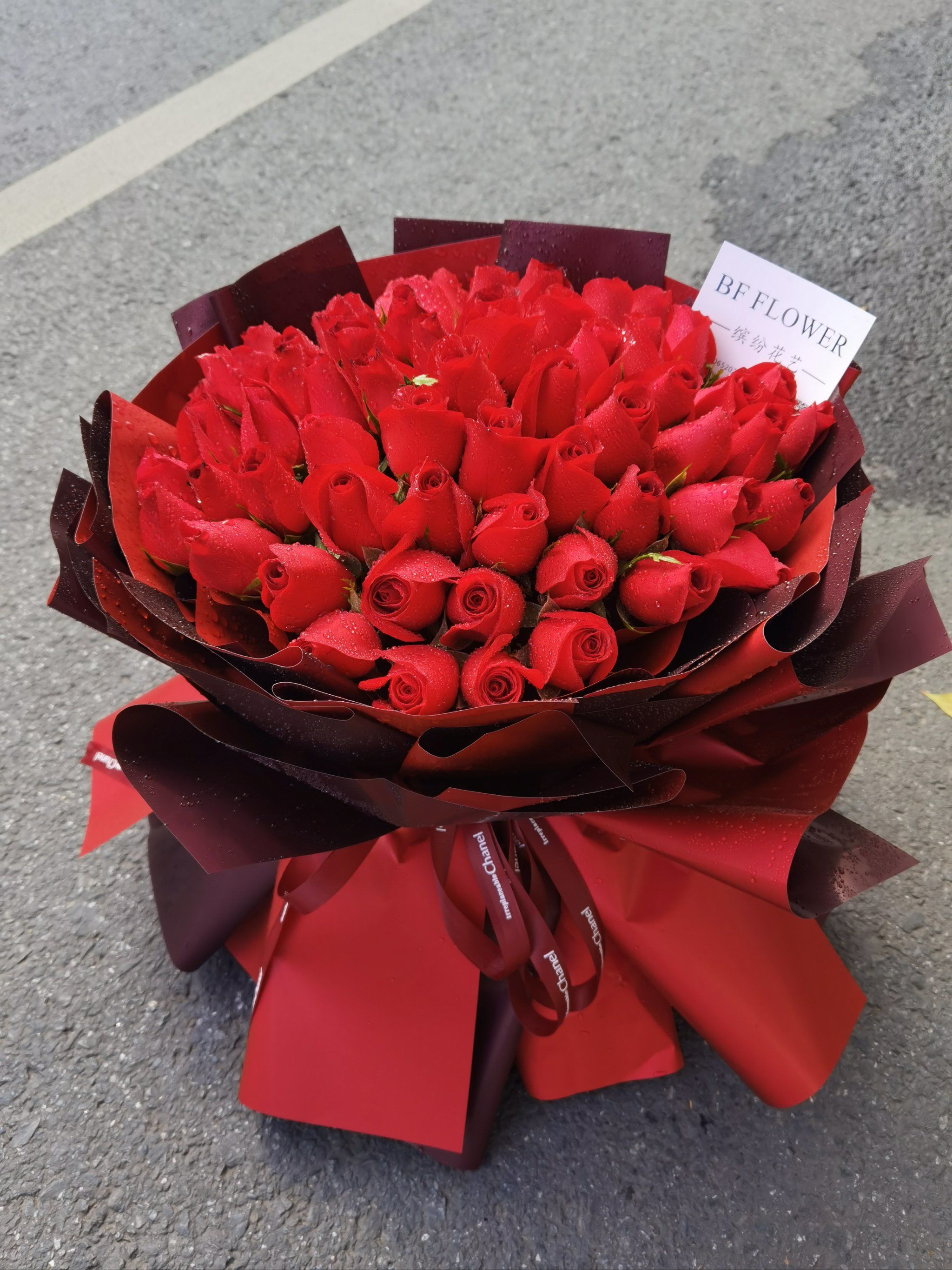 九十九朵玫瑰花束的艺术韵味