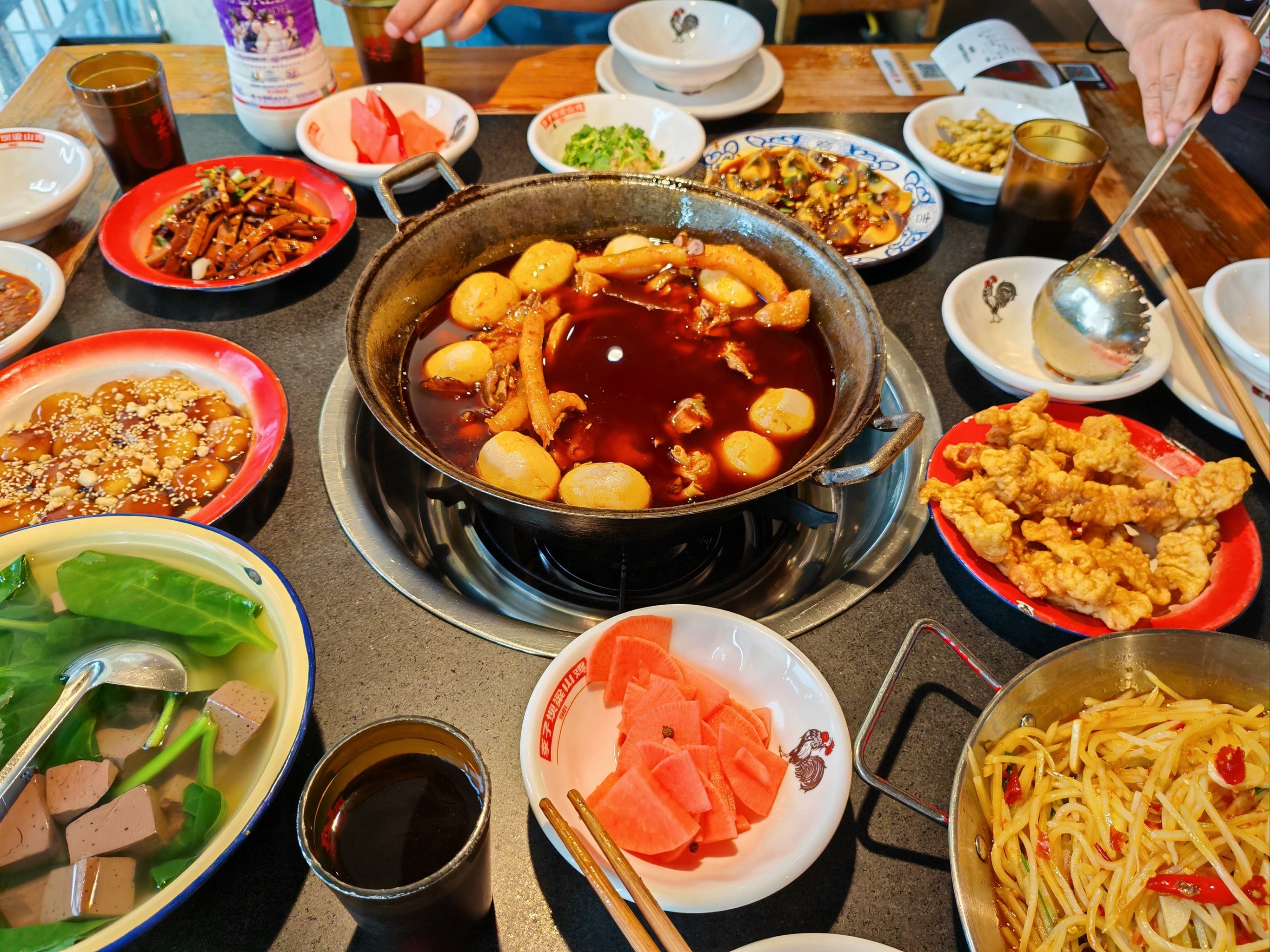专门带客人过来品尝梁山鸡.鸡肉香而不辣