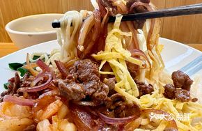 Fresh Shrimp and Beef Dry Noodles