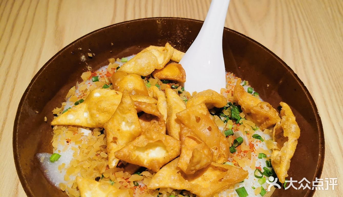 我在店里坐了两个小时，来来去去很多上了年纪的朋友