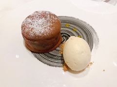 双色树莓巧克力熔岩蛋糕-福楼法餐厅FLO