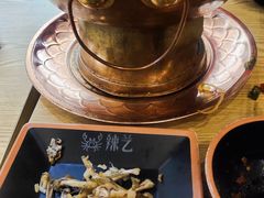 霸气铜锅炭火娃-川乐小镇·炭火蛙锅肥肠鸡(苏州中心店)