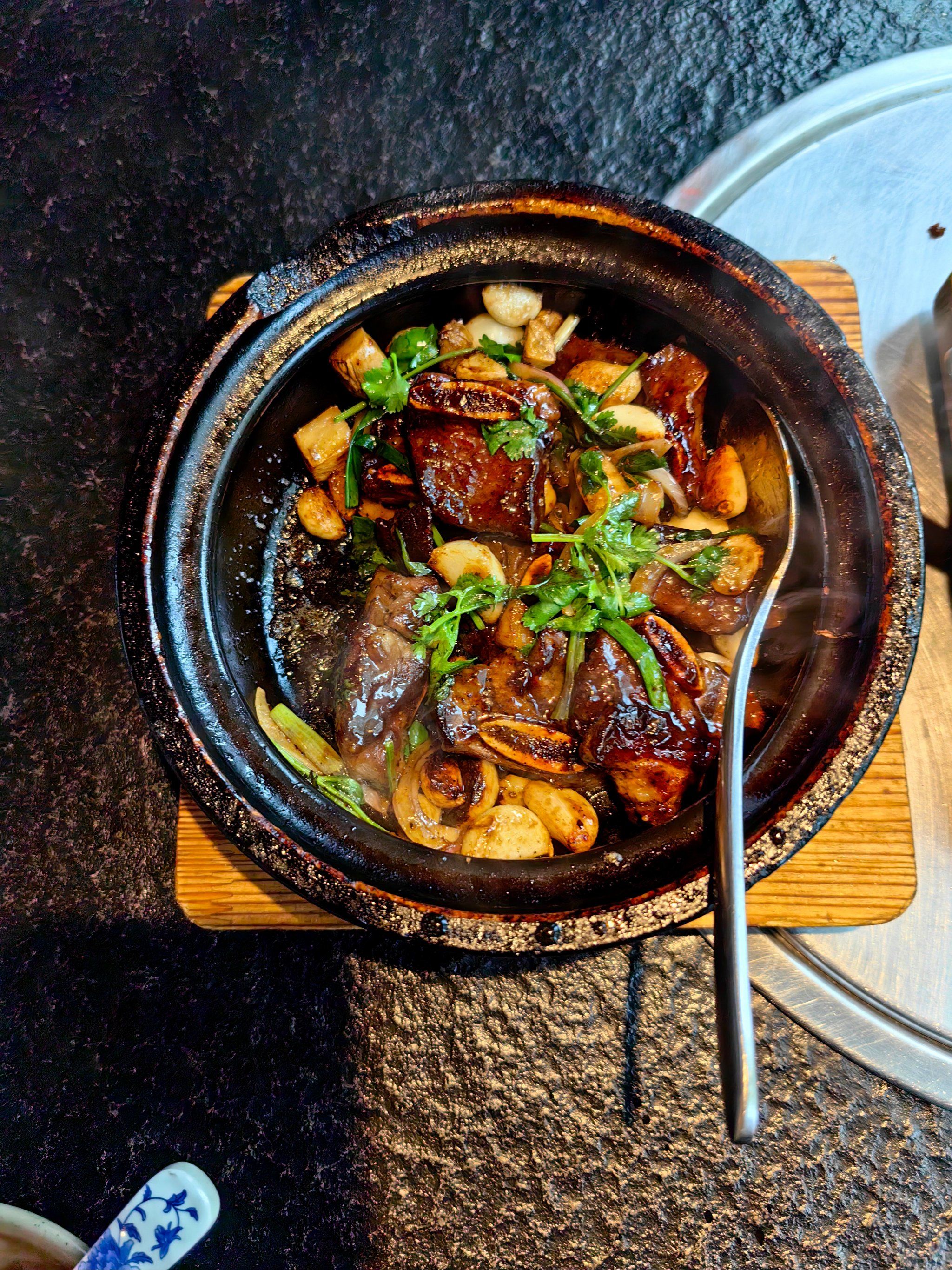 果断将类似火锅吃法的前两个菜品排除,直接在啫啫煲中挑选,好像个个都