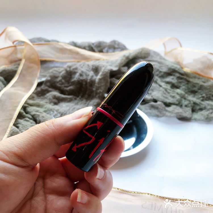 入秋第一支口红｜MAC VIVA GLAM