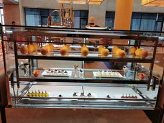 面包甜点陈列柜-东西风牛排馆周末烧烤自助(首都机场希尔顿店)